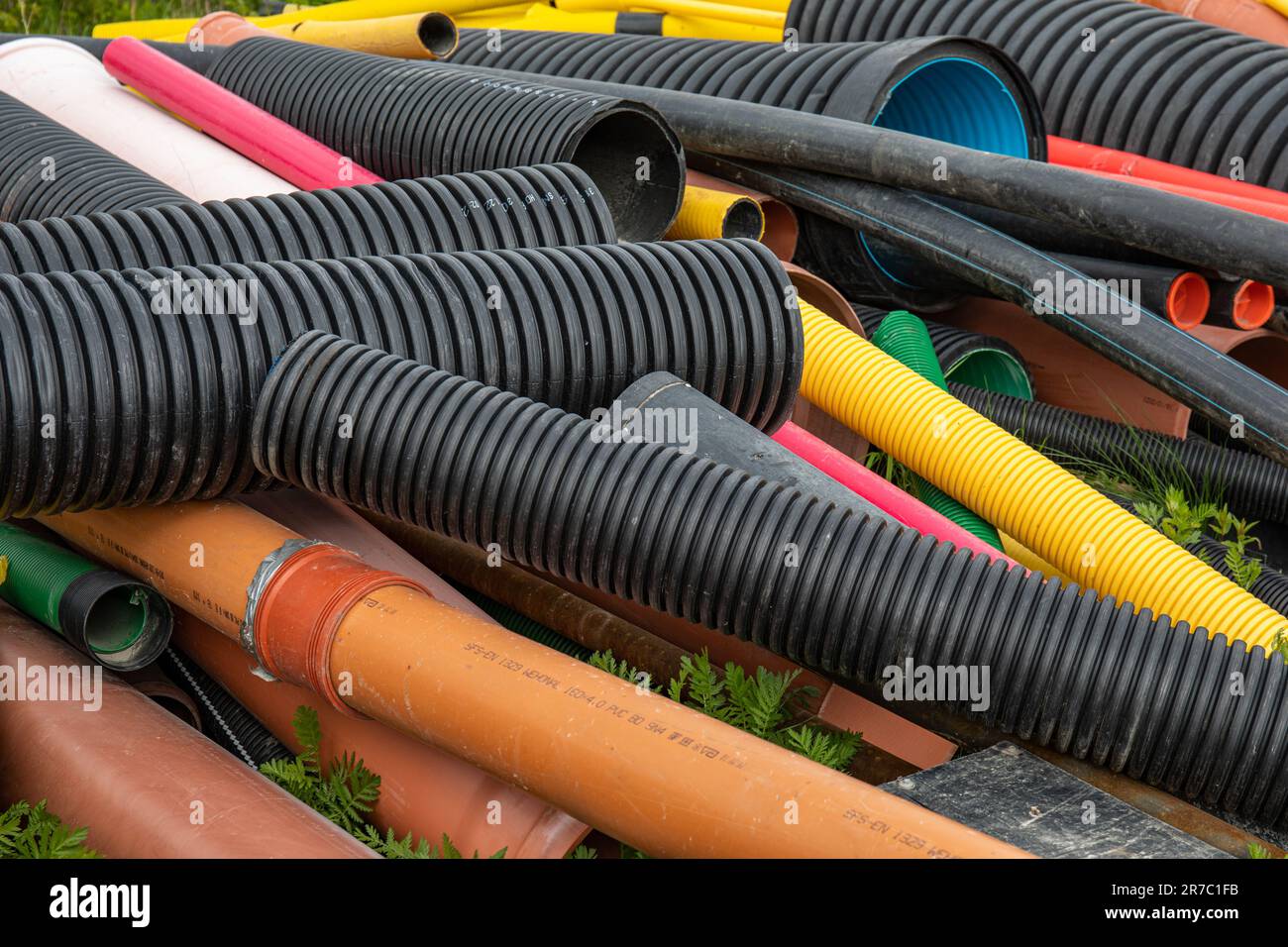 Riciclaggio. Varietà di tubi in plastica usati presso il sito di raccolta dei materiali riciclabili nel distretto di Kyläsaari, Helsinki, Finlandia. Foto Stock