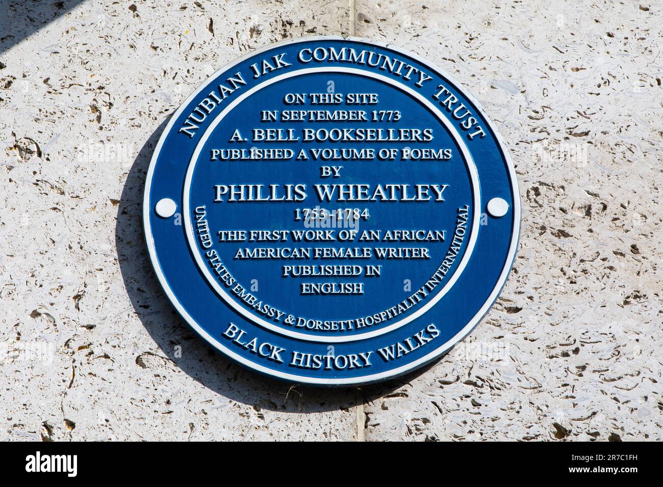 Londra, Regno Unito - Marzo 2nd 2023: Una targa blu su Aldgate High Street a Londra, Regno Unito, dedicata alla famosa scrittrice afro-americana Phillis Wheatley. Foto Stock