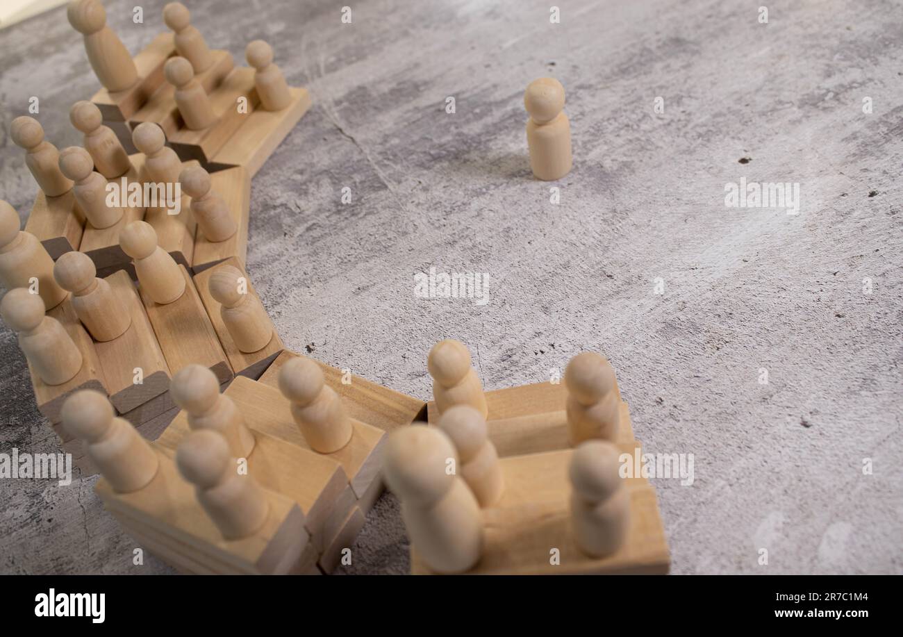 Professore a podio che parla con gli studenti in auditorium. Foto Stock