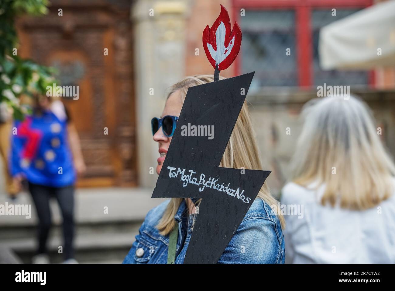 Danzica, Polonia Giugno, 14th. 2023 manifestanti con sogani anti-governativi sono visti a Danzica, Polonia il 14 giugno 2023 le proteste in oltre 60 città polacche chiedono la legge liberalizzata sull'aborto dopo la morte di un'altra donna incinta in ospedale. La donna di 33 anni è morta il mese scorso nell'ospedale Giovanni Paolo II di Nowy Targ, dopo che i medici si sono rifiutati di abortire dopo la rottura delle acque. Alla donna è stato detto di sdraiarsi con le gambe in alto, come i medici speravano che i suoi liquidi sarebbero stati ricostituiti. Sviluppò la sepsi e morì tre giorni dopo. Potrebbe essere stato c'è ne di noi slogan è visto accreditamento: Vadim Pacajev/Alamy Live News Foto Stock