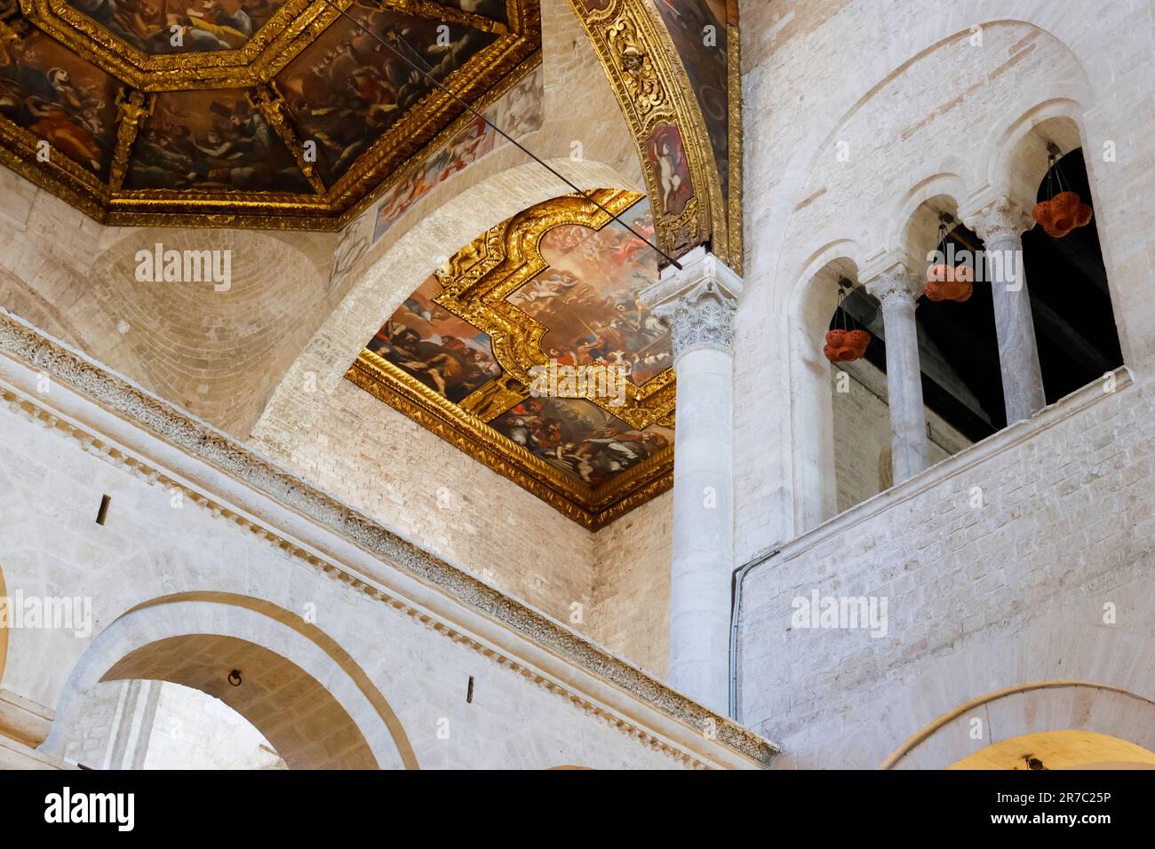 Basilica di San Nicola, Bari, durante la Festa di San Nicola, 2023 Foto Stock