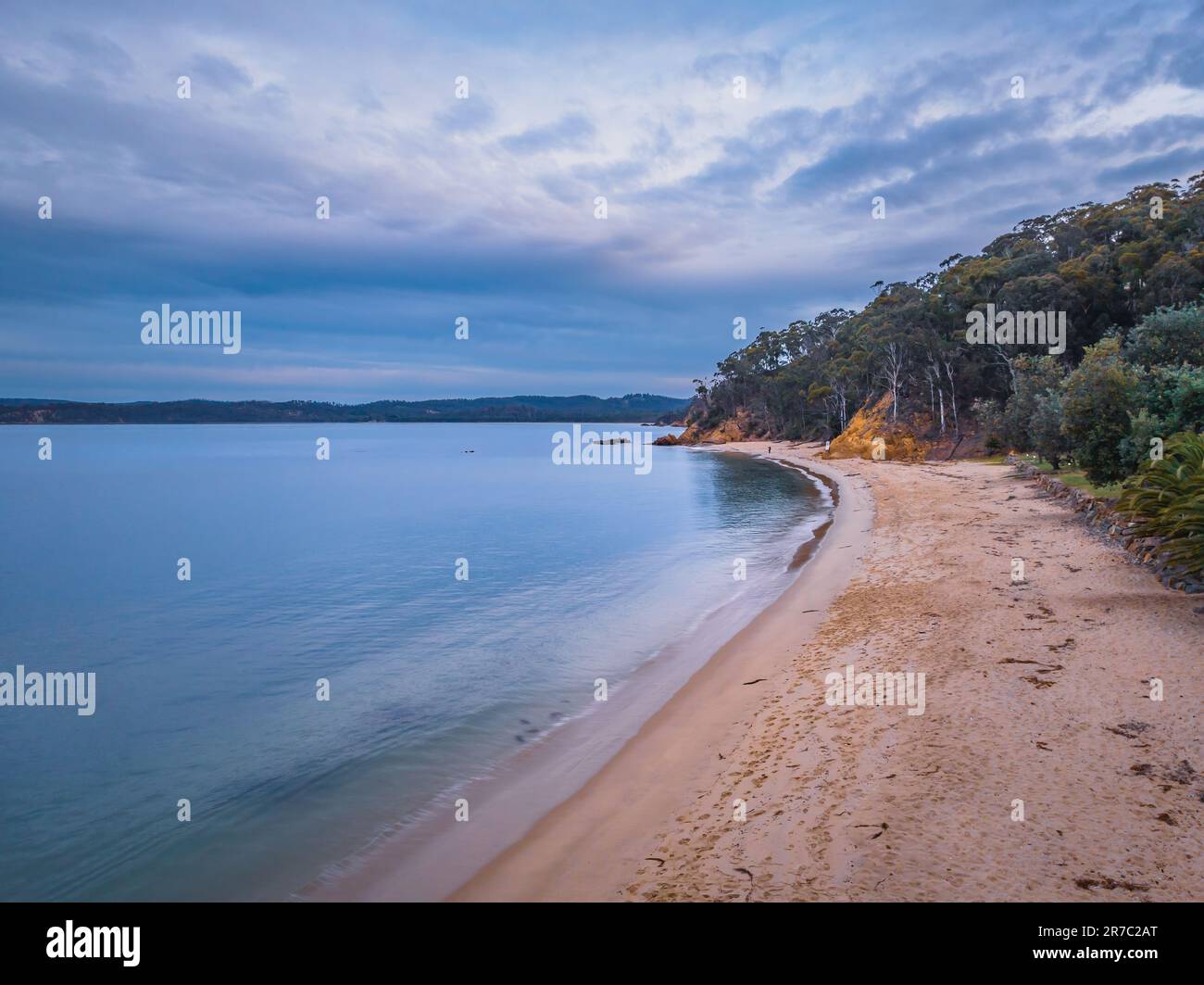 Sfumature di blu tramonto e crepuscolo a legges Beach, Twofold Bay a Eden sulla costa meridionale del New South Wales, Australia. Foto Stock