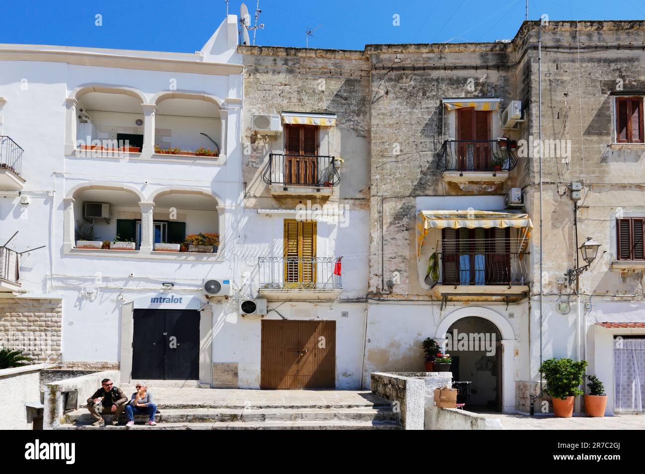 Vita locale nei vecchi quartieri del centro storico di Bari Foto Stock