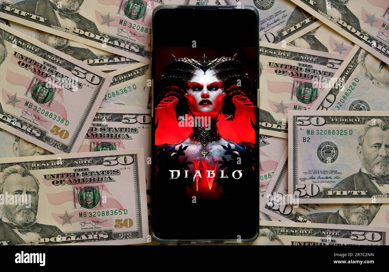 Diablo 4 poster del gioco visto su smartphone messo su banconote in dollari. Diablo IV è un gioco sviluppato da Blizzard Entertainment. Stafford, Regno Unito, Jun Foto Stock