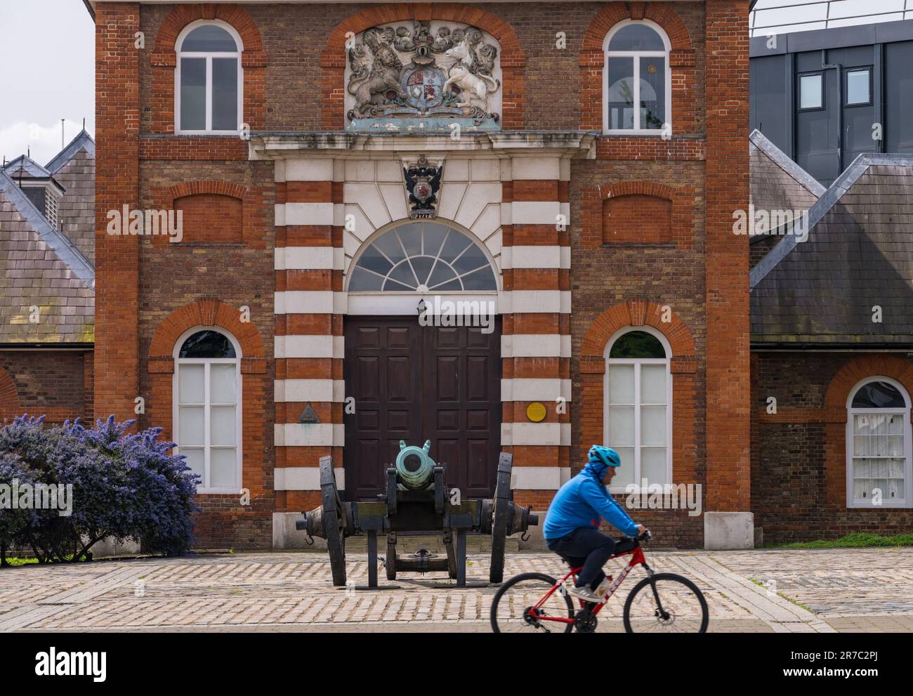 Woolwich, Londra - 15 maggio 2023: Cannone antico al di fuori della fonderia reale di ottone nello sviluppo Royal Arsenal Riverside Foto Stock