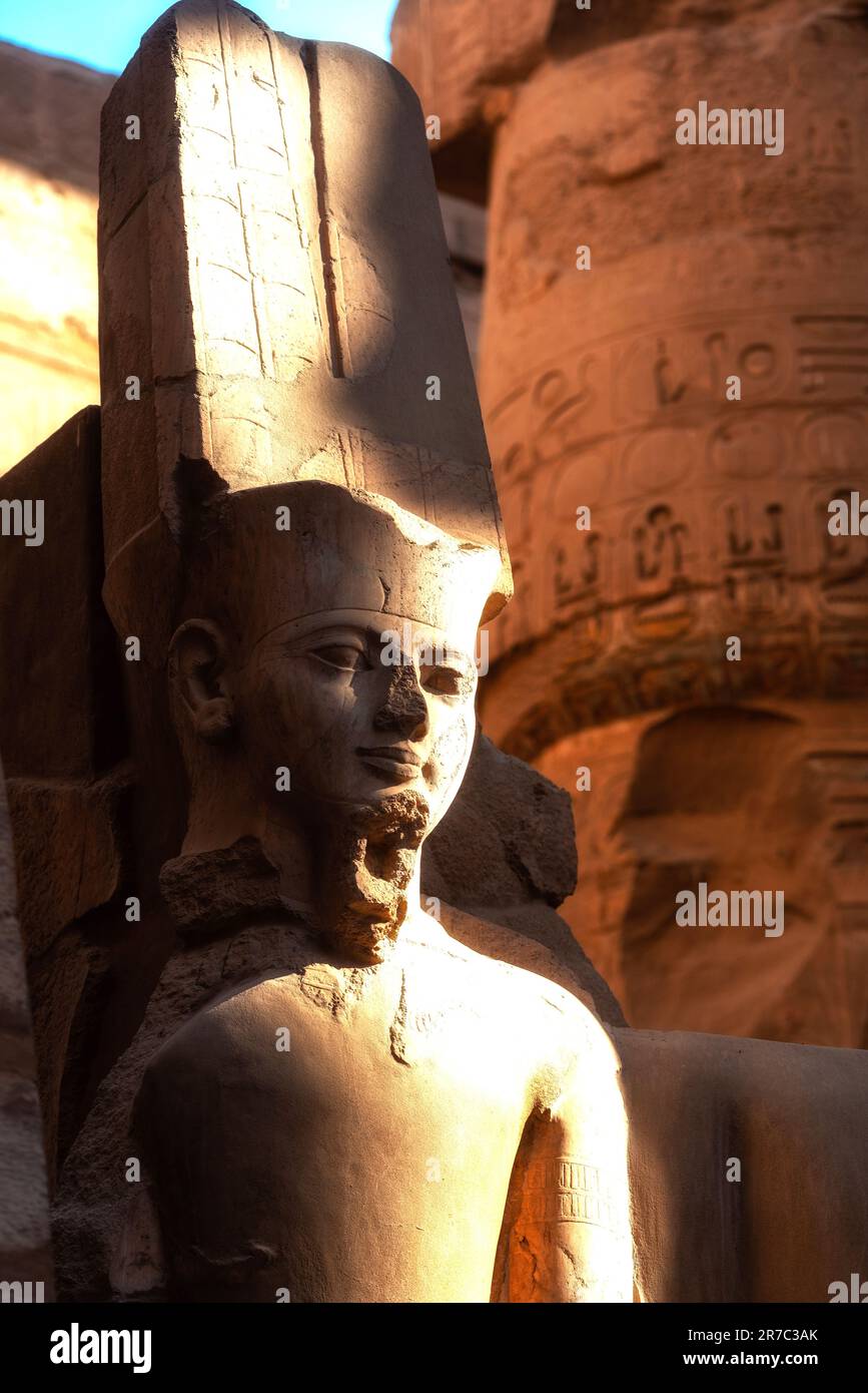 Statua ritratto del faraone antico egiziano Tutankhamon, tempio di Karnak, Luxor, fiume Nilo, Egitto, Africa Foto Stock