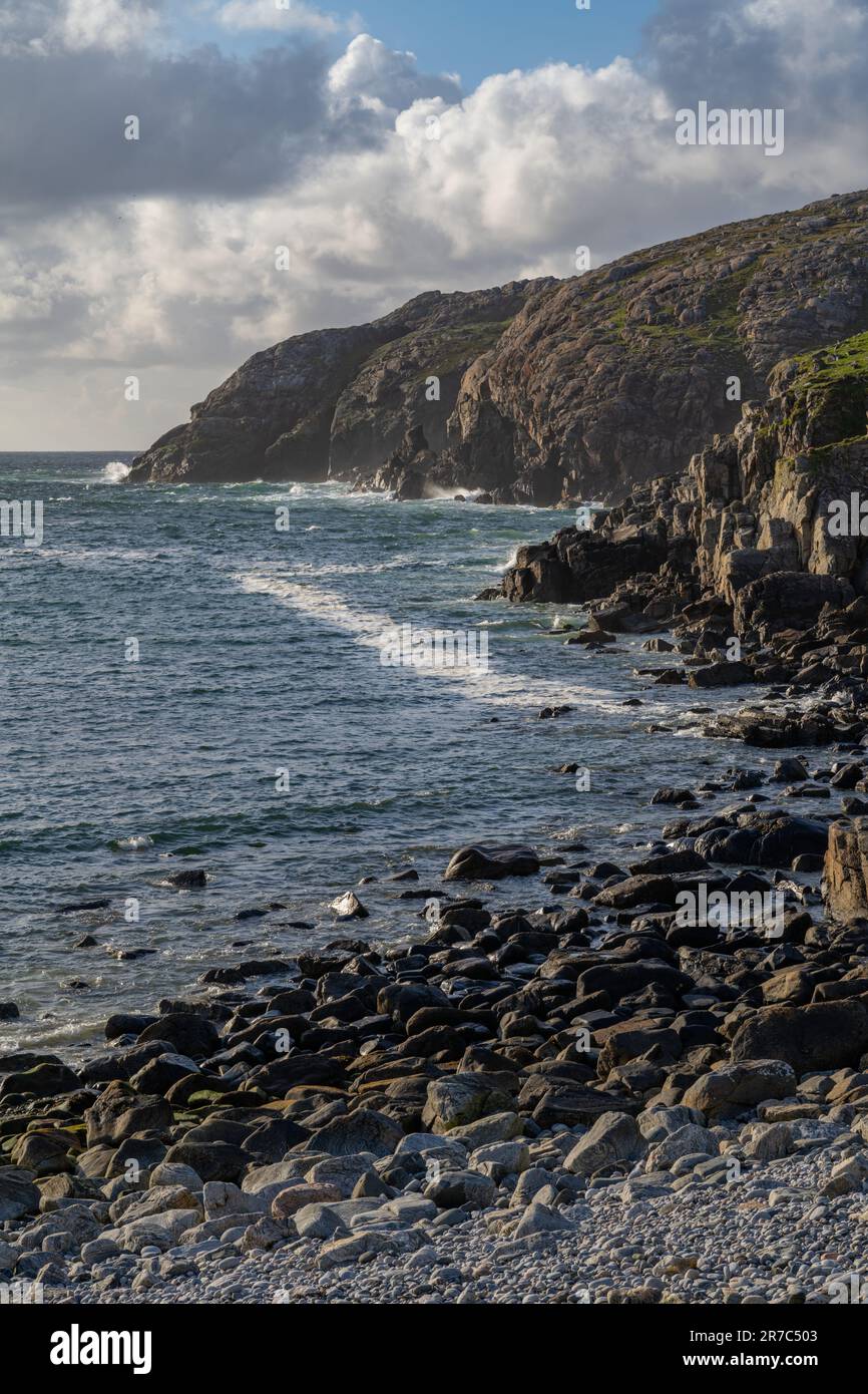 Affacciato sul mare lungo le scogliere sul bordo della baia a Gearrannan, l'Isola di Lewis Foto Stock