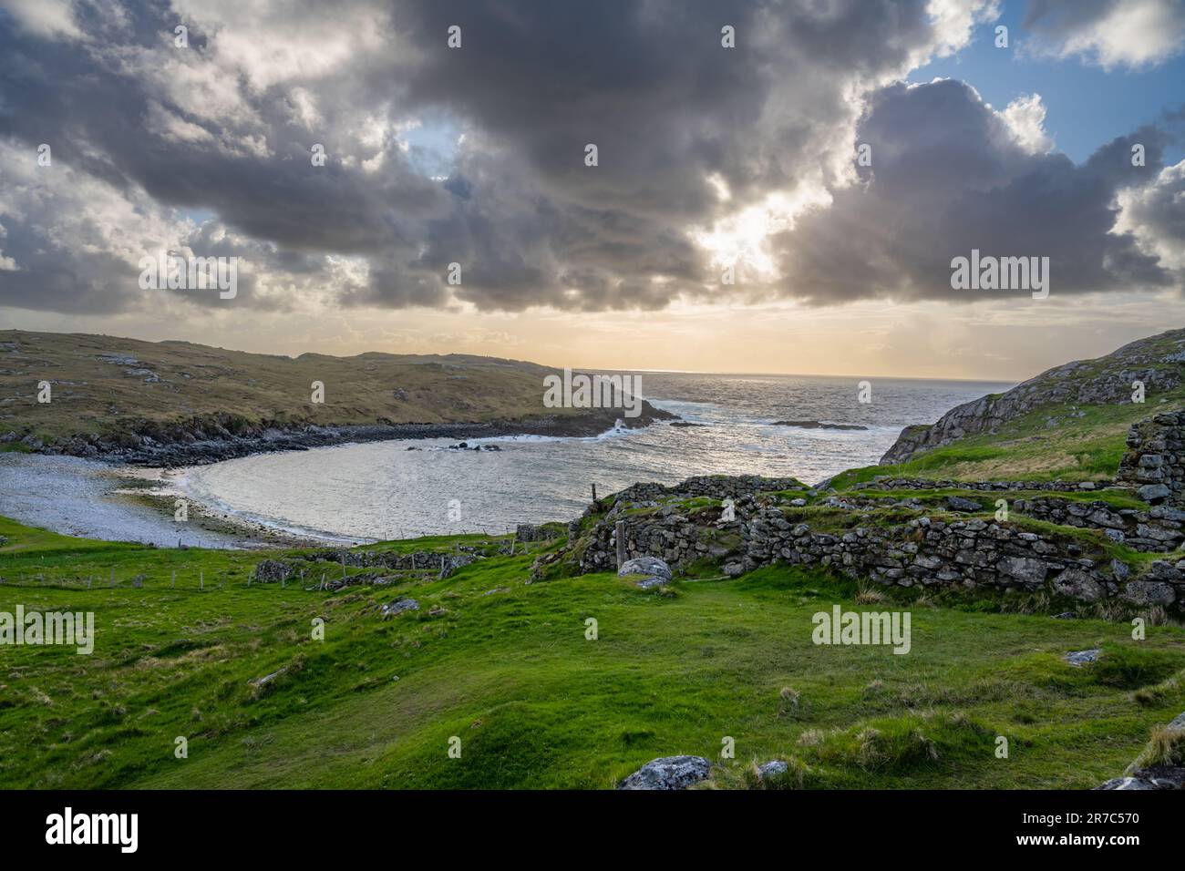 Affacciato sul mare lungo le scogliere sul bordo della baia a Gearrannan, l'Isola di Lewis Foto Stock