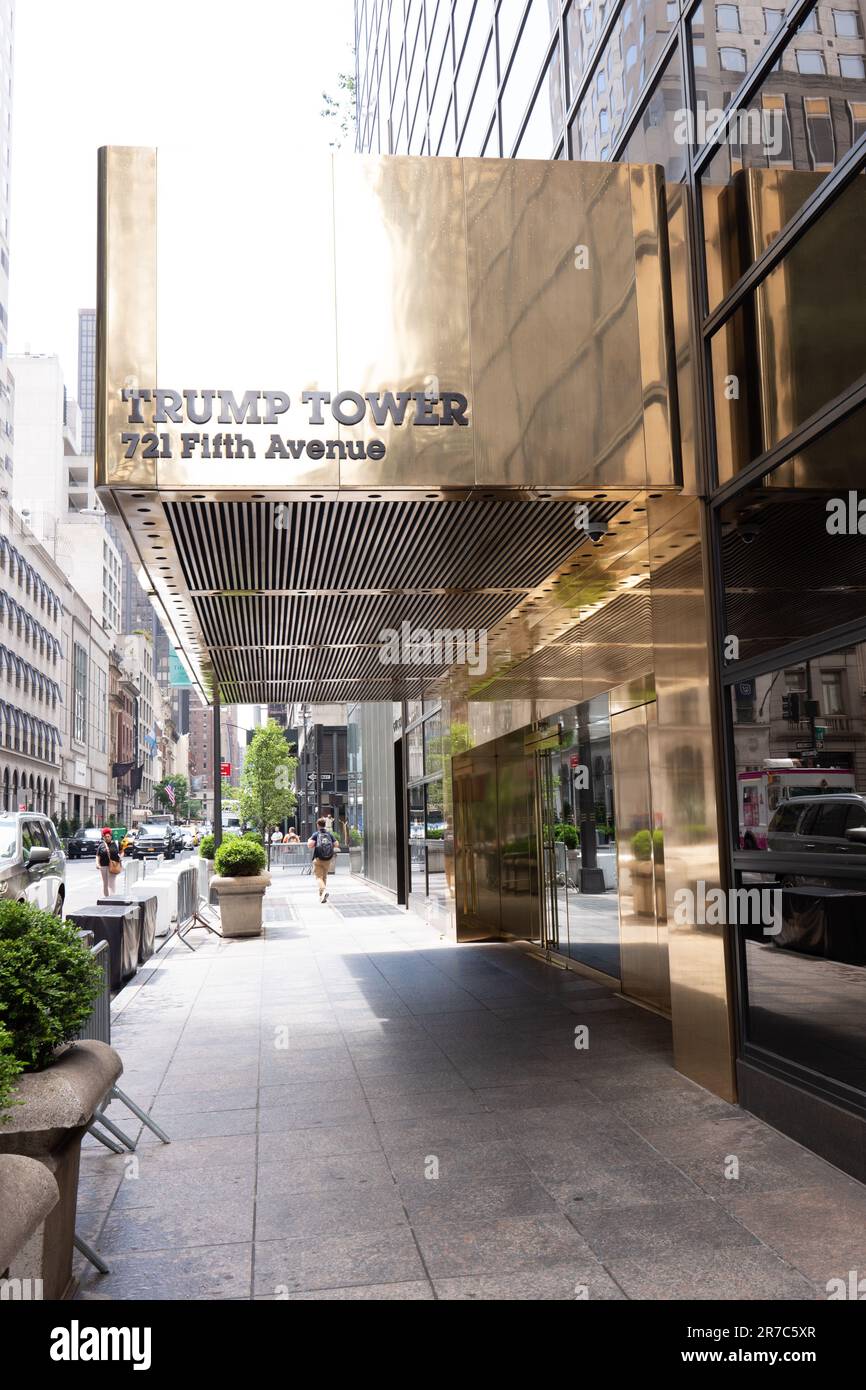 New York, Stati Uniti, 14/06/2023, 721 Fifth Avenue, Trump Tower, New York, USA il giorno dopo che l'ex presidente si è dichiarato colpevole nel caso dei documenti. Immagine garyroberts/worldwidefeatures.com Foto Stock