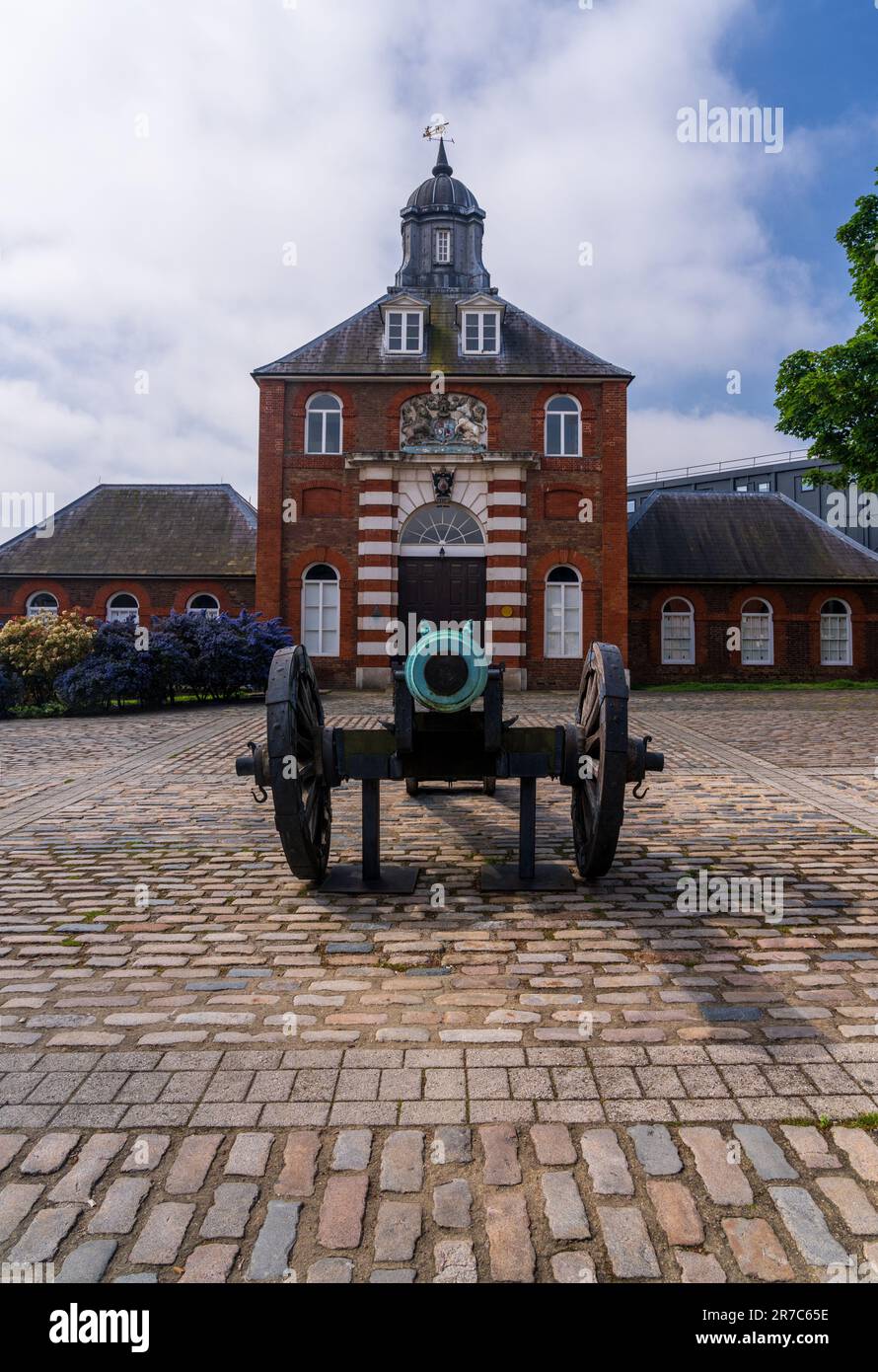 Cannone antico al di fuori della fonderia reale di ottone nello sviluppo Royal Arsenal Riverside Foto Stock