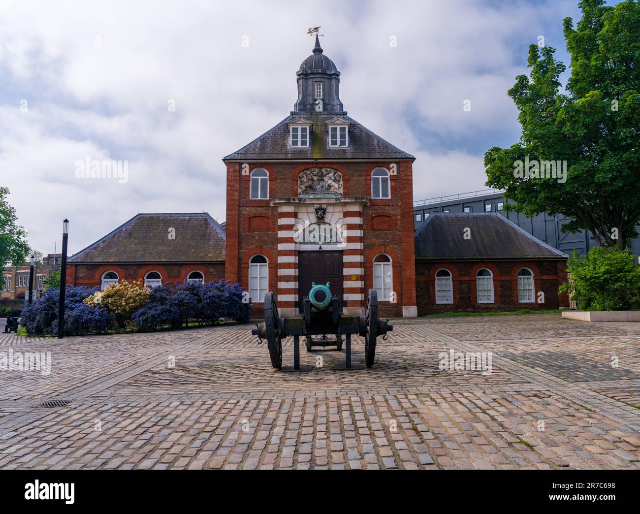 Cannone antico al di fuori della fonderia reale di ottone nello sviluppo Royal Arsenal Riverside Foto Stock