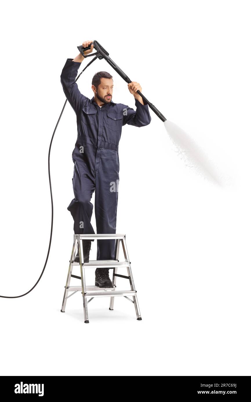 Uomo in uniforme con idropulitrice e in piedi su una scala isolata su sfondo bianco Foto Stock
