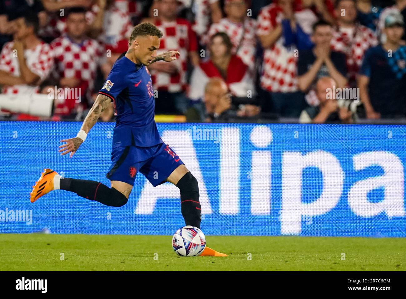 Rotterdam, Paesi Bassi. 14th giugno, 2023. ROTTERDAM, PAESI BASSI - GIUGNO 14: Noa Lang dei Paesi Bassi passa la palla durante la partita Semifinale della UEFA Nations League 2022/23 tra Paesi Bassi e Croazia al De Kuip il 14 Giugno 2023 a Rotterdam, Paesi Bassi (Foto di Joris Verwijst/BSR Agency) Credit: BSR Agency/Alamy Live News Foto Stock