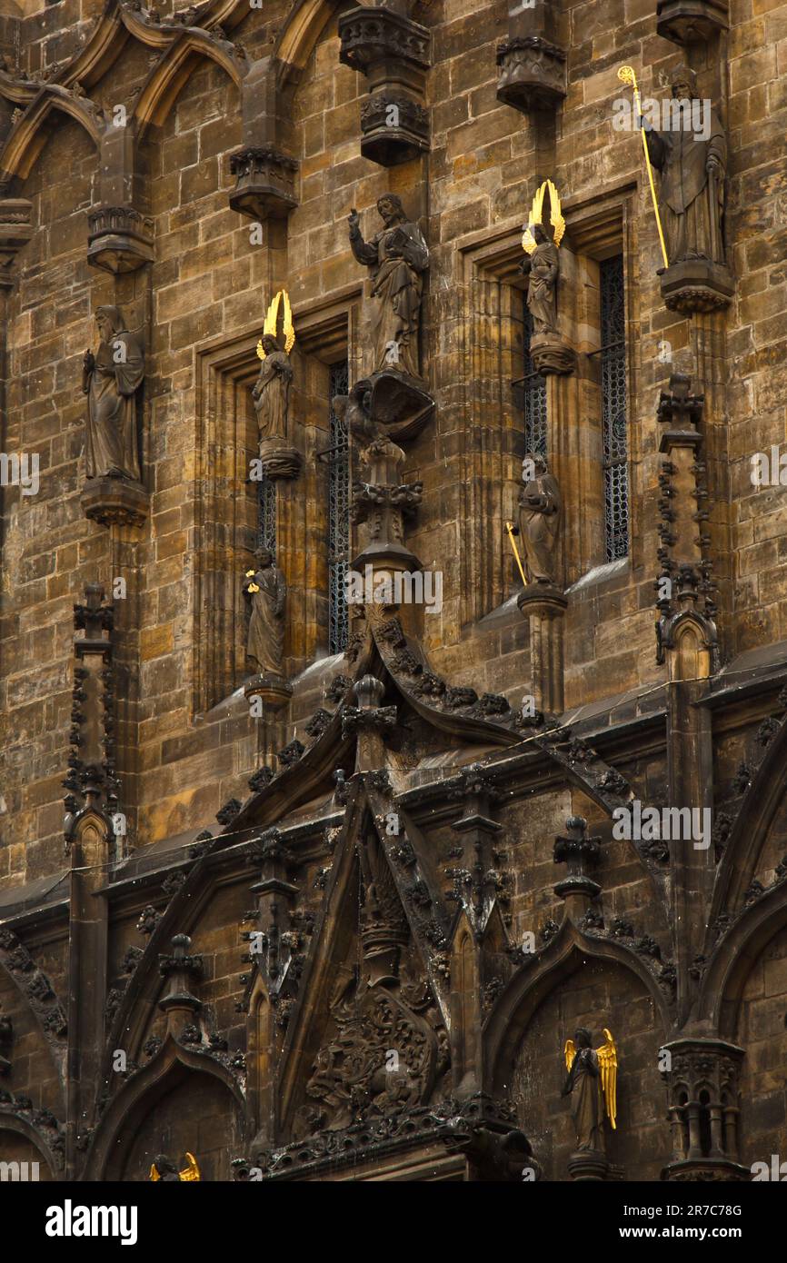Praga. 05.10.019: La Cattedrale Metropolitana di San Vito, Venceslao e Adalberto è una cattedrale cattolica romana con spettacolare gla medievale macchiata Foto Stock