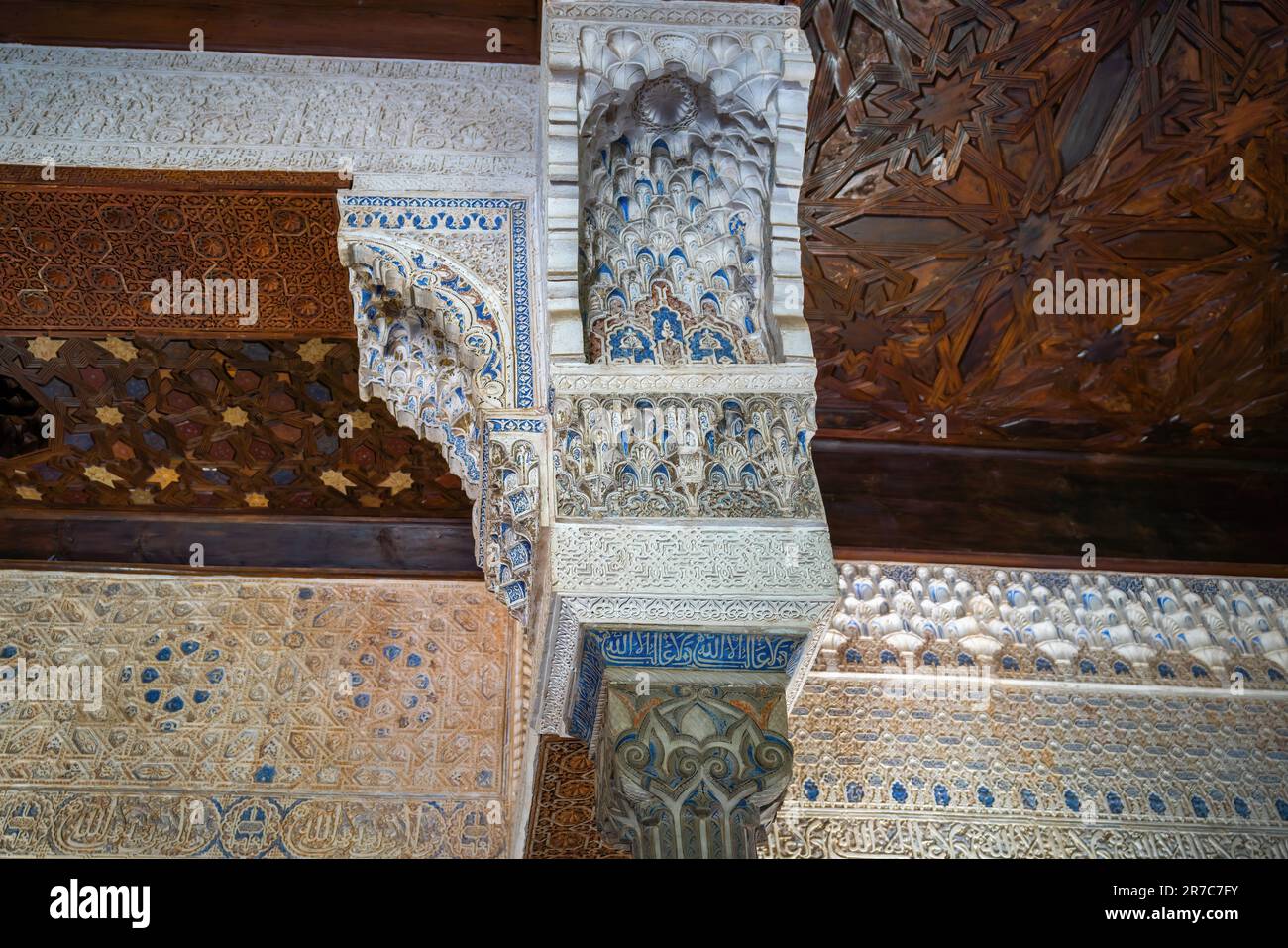 Capitale della colonna con Muqarnas nella Sala del Consiglio (Sala del Mexuar) ai palazzi Nasridi dell'Alhambra - Granada, Andalusia, Spagna Foto Stock