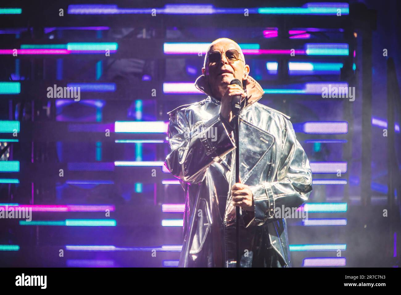 Cantante inglese, cantautore, giornalista musicale e co-fondatore del duo pop-synth PET Shop Boys, Neil Tennant suona sul palco all'Auditorium Parco della Musica di Roma. Foto Stock