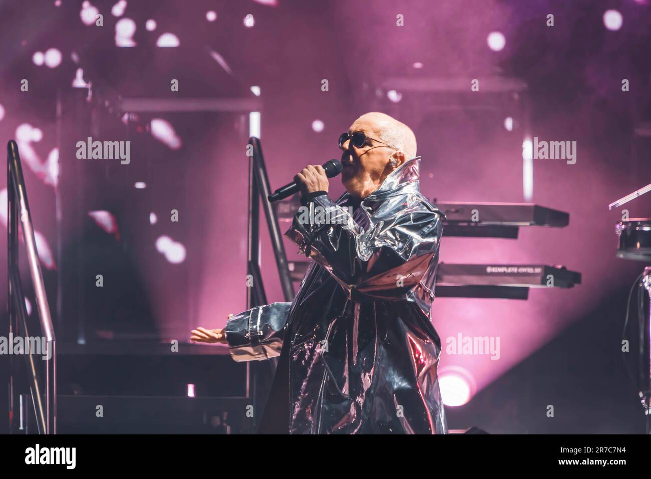 Cantante inglese, cantautore, giornalista musicale e co-fondatore del duo pop-synth PET Shop Boys, Neil Tennant suona sul palco all'Auditorium Parco della Musica di Roma. Foto Stock