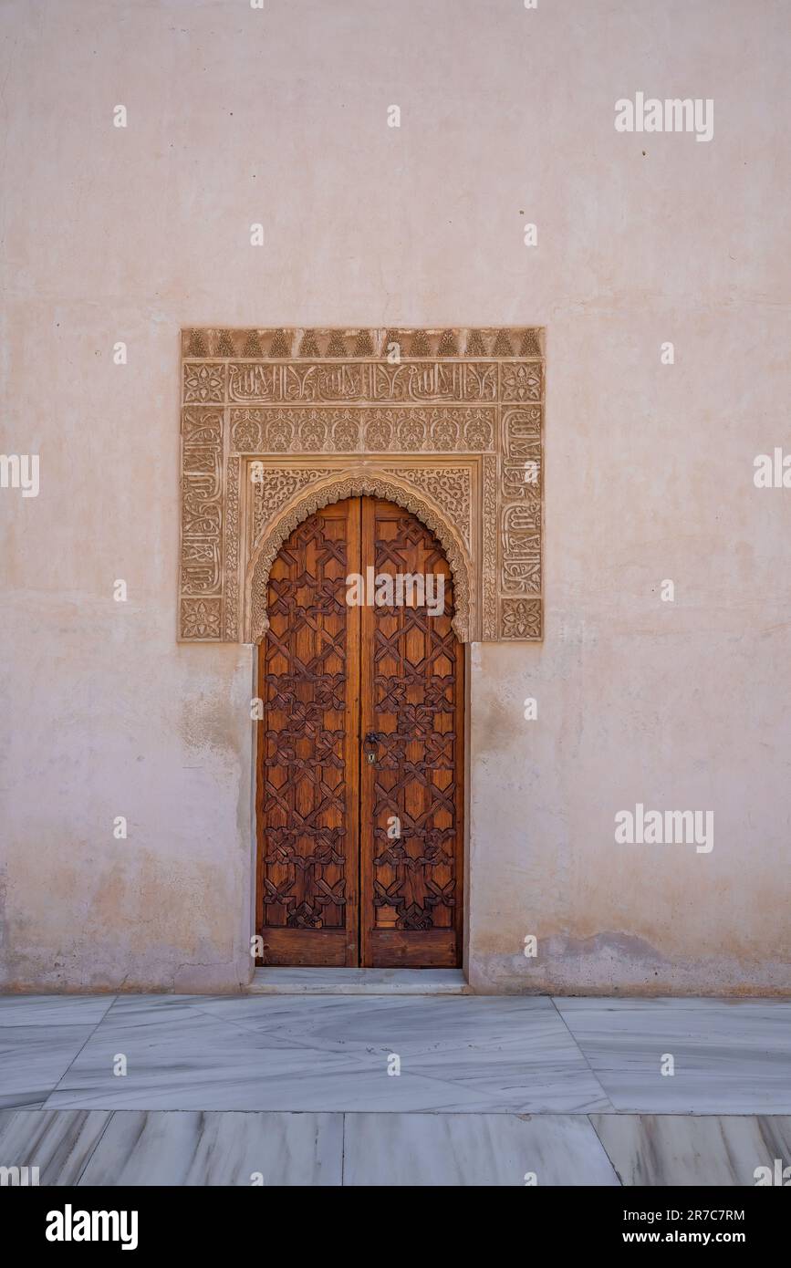 Porta alla Corte dei Myrtles (patio de los Arrayanes) nel Palazzo di Comares ai palazzi Nasridi dell'Alhambra - Granada, Andalusia, Spagna Foto Stock