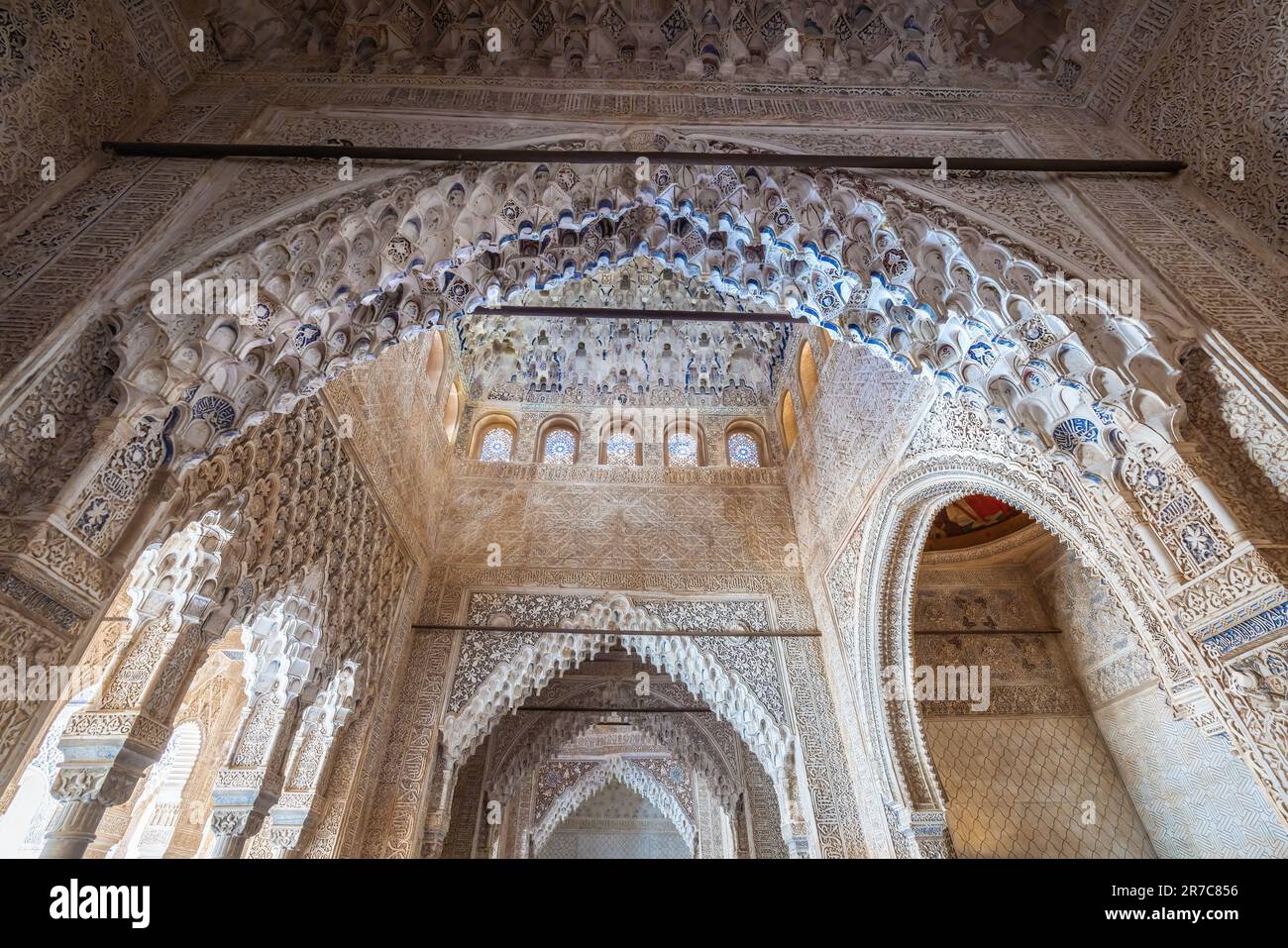 Arco con Muqarnas nella Sala dei Re (Sala de los Reyes) ai palazzi Nasridi dell'Alhambra - Granada, Andalusia, Spagna Foto Stock