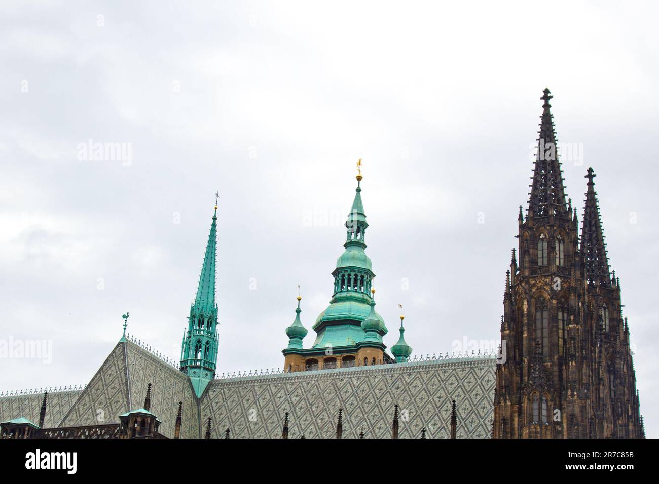 Praga. 10.05.2019: Scalinata per il tesoro, la cattedrale di San Vito, il castello di Praga, Praga, Repubblica Ceca. Particolare ornamentale gotico del tetto di St. Vi Foto Stock