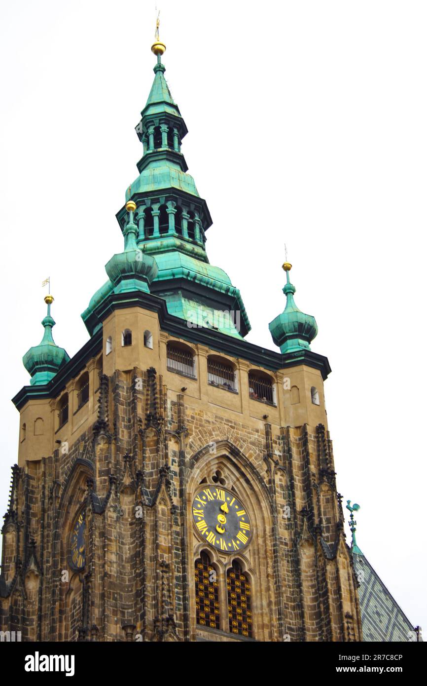 Praga. 10.05.2019: Scalinata per il tesoro, la cattedrale di San Vito, il castello di Praga, Praga, Repubblica Ceca. Particolare ornamentale gotico del tetto di St. Vi Foto Stock