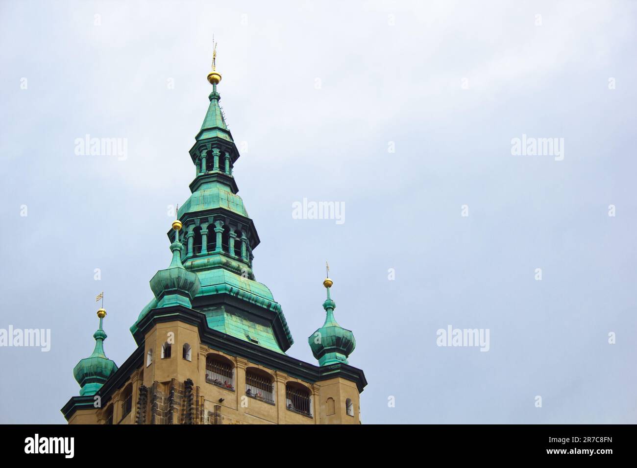 Praga. 10.05.2019: Scalinata per il tesoro, la cattedrale di San Vito, il castello di Praga, Praga, Repubblica Ceca. Particolare ornamentale gotico del tetto di St. Vi Foto Stock