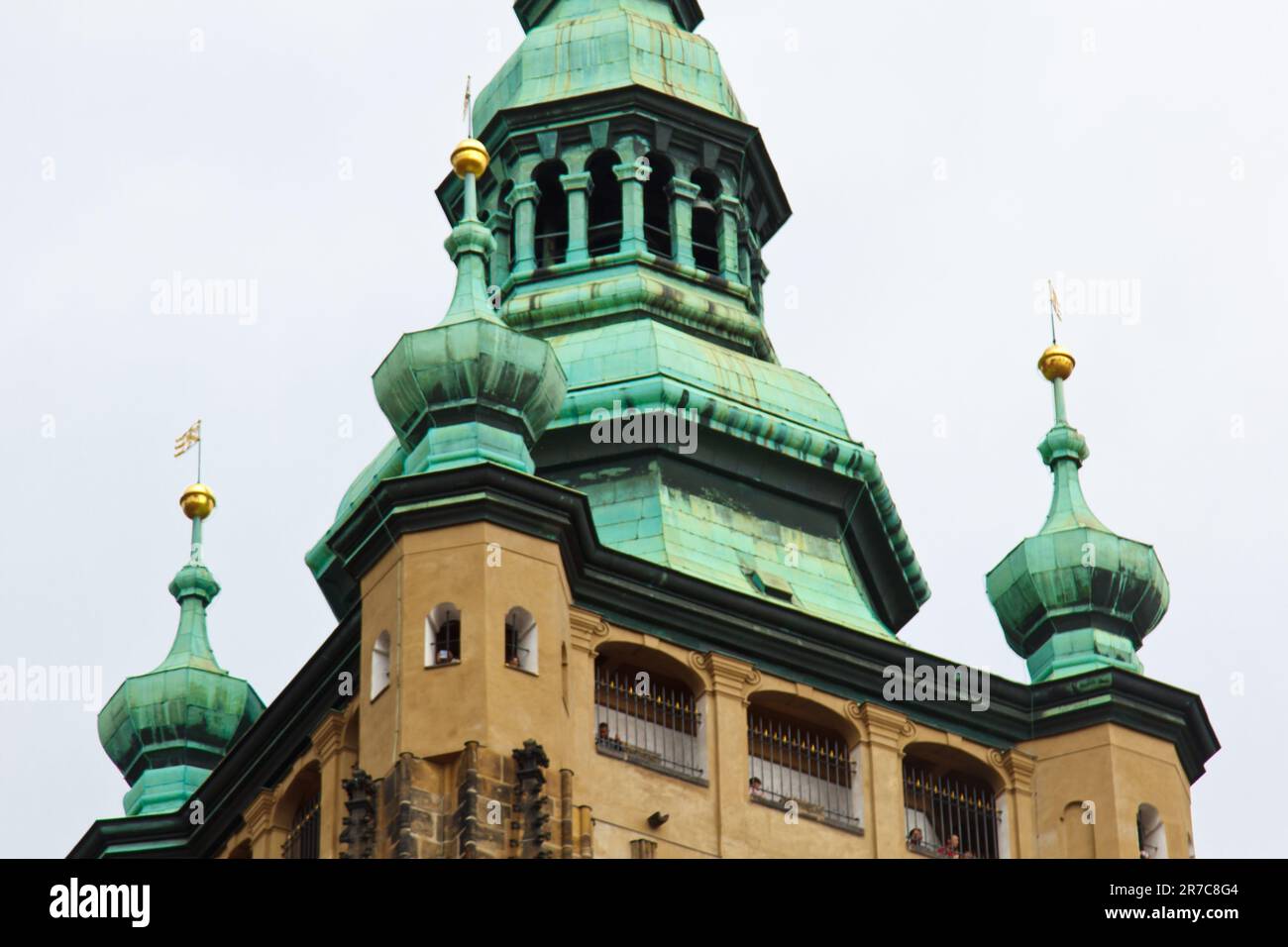 Praga. 10.05.2019: Scalinata per il tesoro, la cattedrale di San Vito, il castello di Praga, Praga, Repubblica Ceca. Particolare ornamentale gotico del tetto di St. Vi Foto Stock