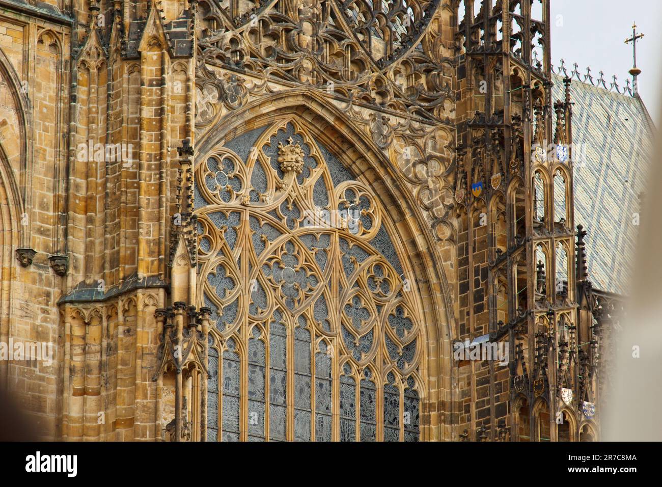 Praga. 05.10.019: La Cattedrale Metropolitana di San Vito, Venceslao e Adalberto è una cattedrale cattolica romana con spettacolare gla medievale macchiata Foto Stock
