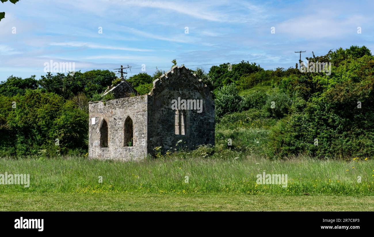 Le rovine di una vecchia chiesa nel Parco di Santa Caterina a Lucan, Dublino, Irlanda. Costruito nel 18th ° secolo si pensa che sia una vecchia chiesa di famiglia. Foto Stock