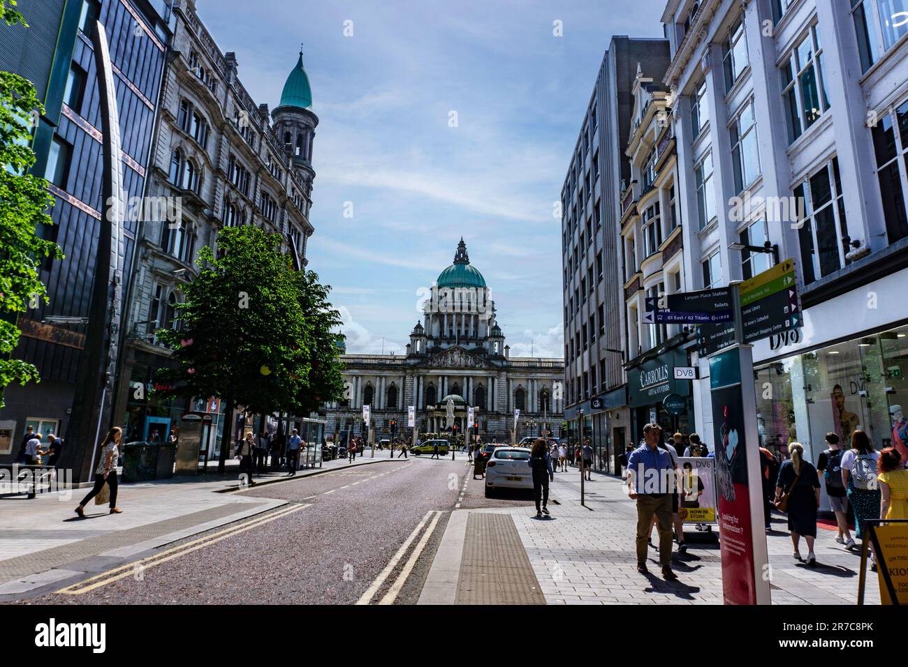 Donegall Place, Belfast Irlanda del Nord con City Hall in cima alla strada. Un'area commerciale molto trafficata. Foto Stock