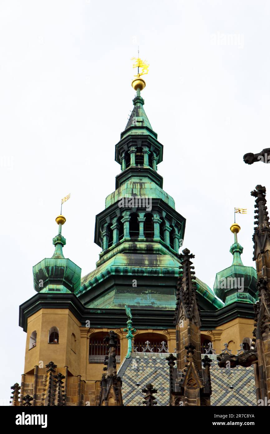 Praga. 10.05.2019: Scalinata per il tesoro, la cattedrale di San Vito, il castello di Praga, Praga, Repubblica Ceca. Particolare ornamentale gotico del tetto di St. Vi Foto Stock