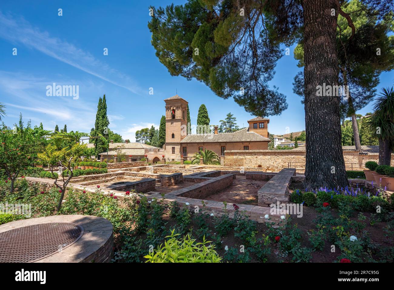 Fondazioni di edifici rovine a San Francisco Giardini con San Francisco Convento a Alhambra - Granada, Andalusia, Spagna Foto Stock