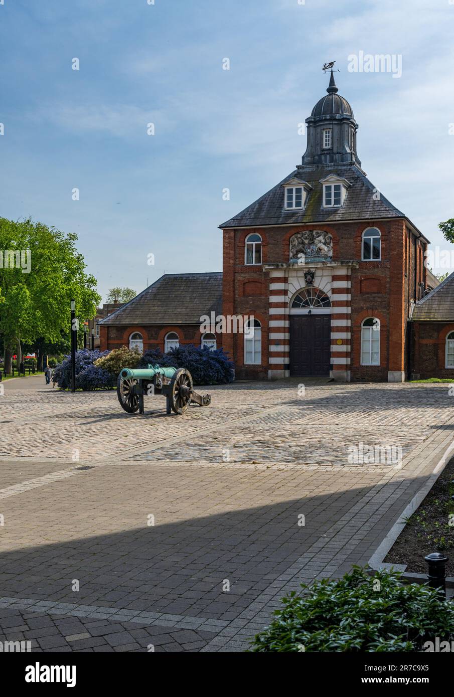Cannone antico al di fuori della fonderia reale di ottone nello sviluppo Royal Arsenal Riverside Foto Stock