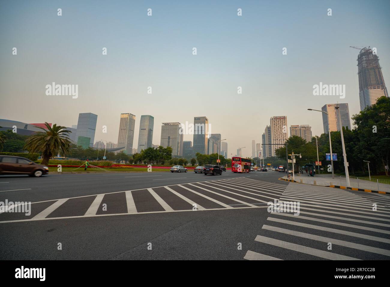 SHENZHEN, CINA - 27 NOVEMBRE 2019: Shenzhen paesaggio urbano durante il crepuscolo civile. Foto Stock