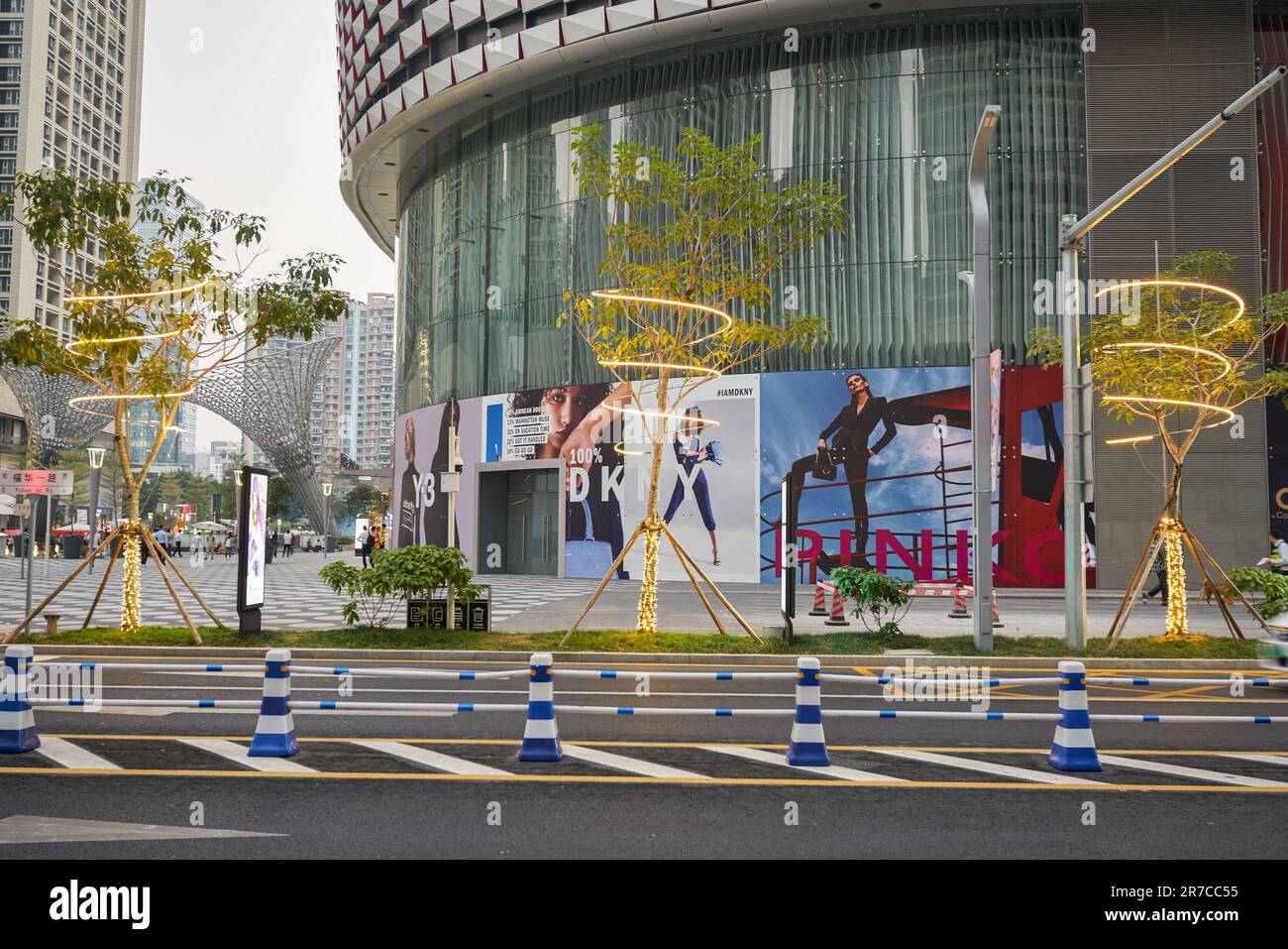 SHENZHEN, CINA - 27 NOVEMBRE 2019: Shenzhen paesaggio urbano durante il crepuscolo civile. Foto Stock