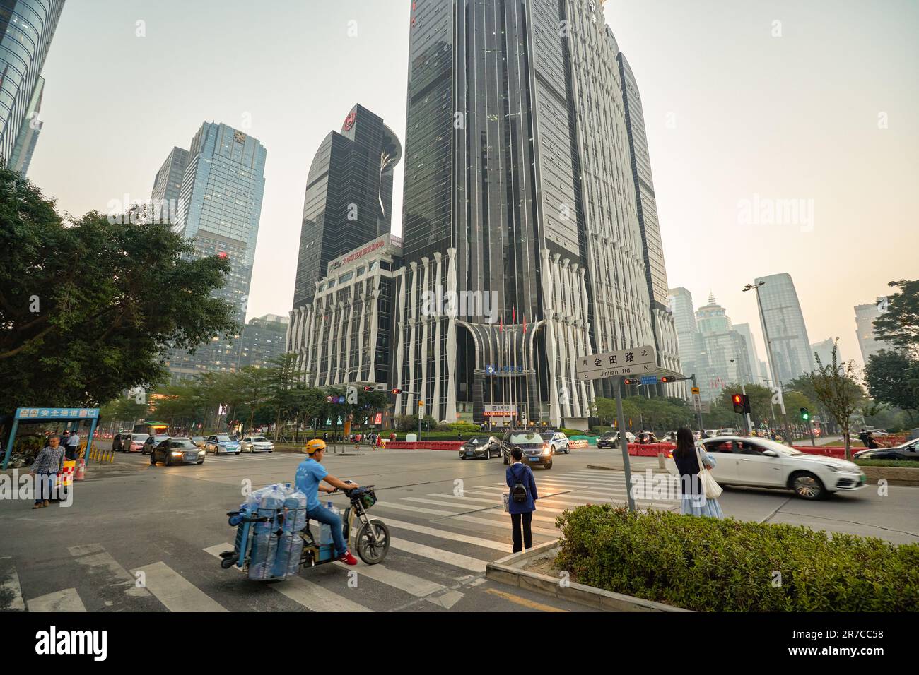 SHENZHEN, CINA - 27 NOVEMBRE 2019: Shenzhen paesaggio urbano durante il crepuscolo civile. Foto Stock