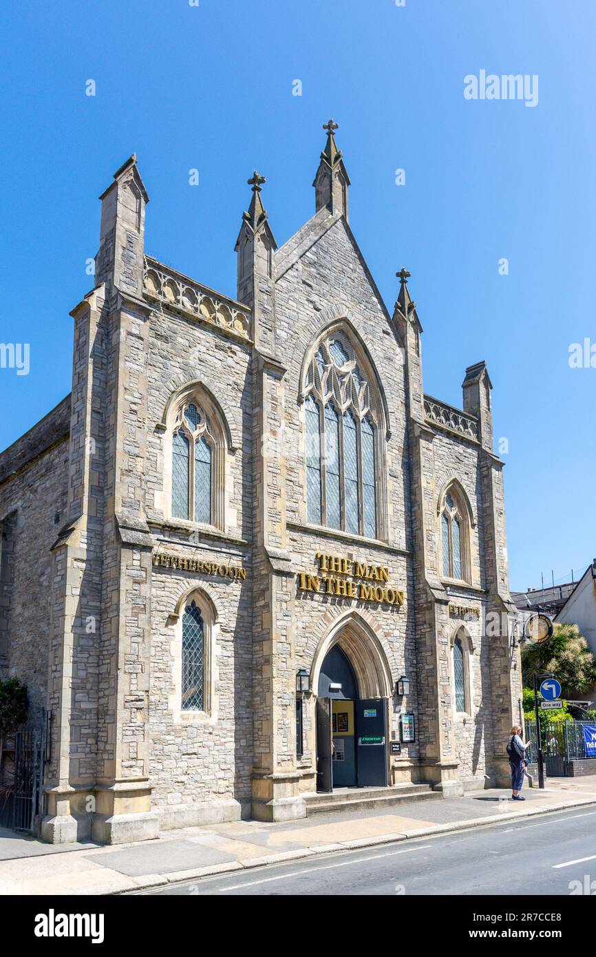 The Man in the Moon Pub (J D Wetherspoon), St James' Street, Newport, Isola di Wight, Inghilterra, Regno Unito Foto Stock