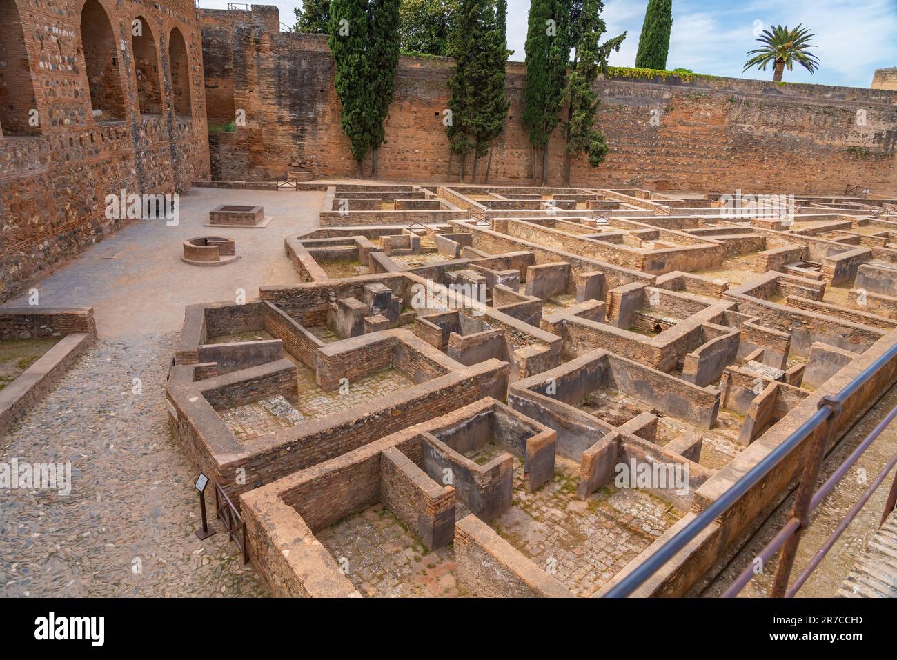 Edifici fondazioni a Plaza de Armas (Piazza delle armi) all'interno della zona Alcazaba della fortezza dell'Alhambra - Granada, Andalusia, Spagna Foto Stock