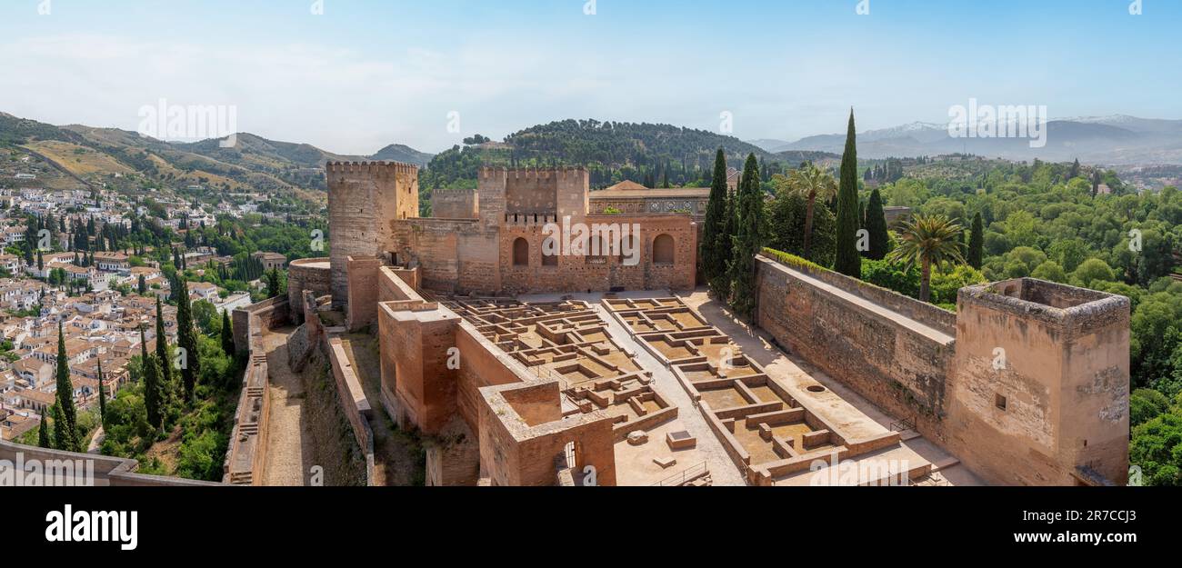 Vista panoramica dell'interno dell'Alcazaba con Plaza de Armas (Piazza delle armi) e le Torri della Difesa dell'Alhambra - Granada, Andalusia, Spagna Foto Stock