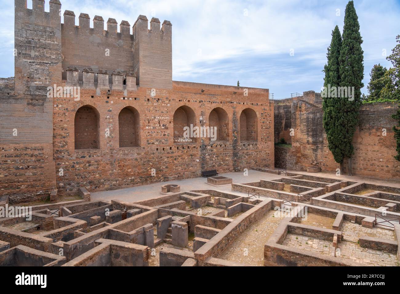 Edifici fondazioni a Plaza de Armas (Piazza delle armi) all'interno della zona Alcazaba della fortezza dell'Alhambra - Granada, Andalusia, Spagna Foto Stock