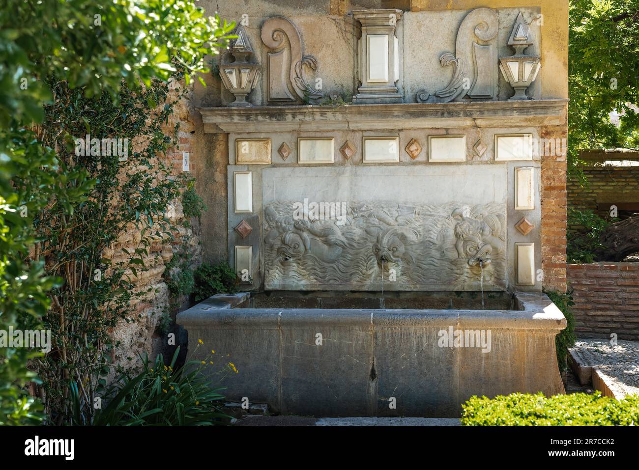 Fontana al Giardino dei bastioni (Jardin de los Adarves) nella zona di Alcazaba della fortezza di Alhambra - Granada, Andalusia, Spagna Foto Stock