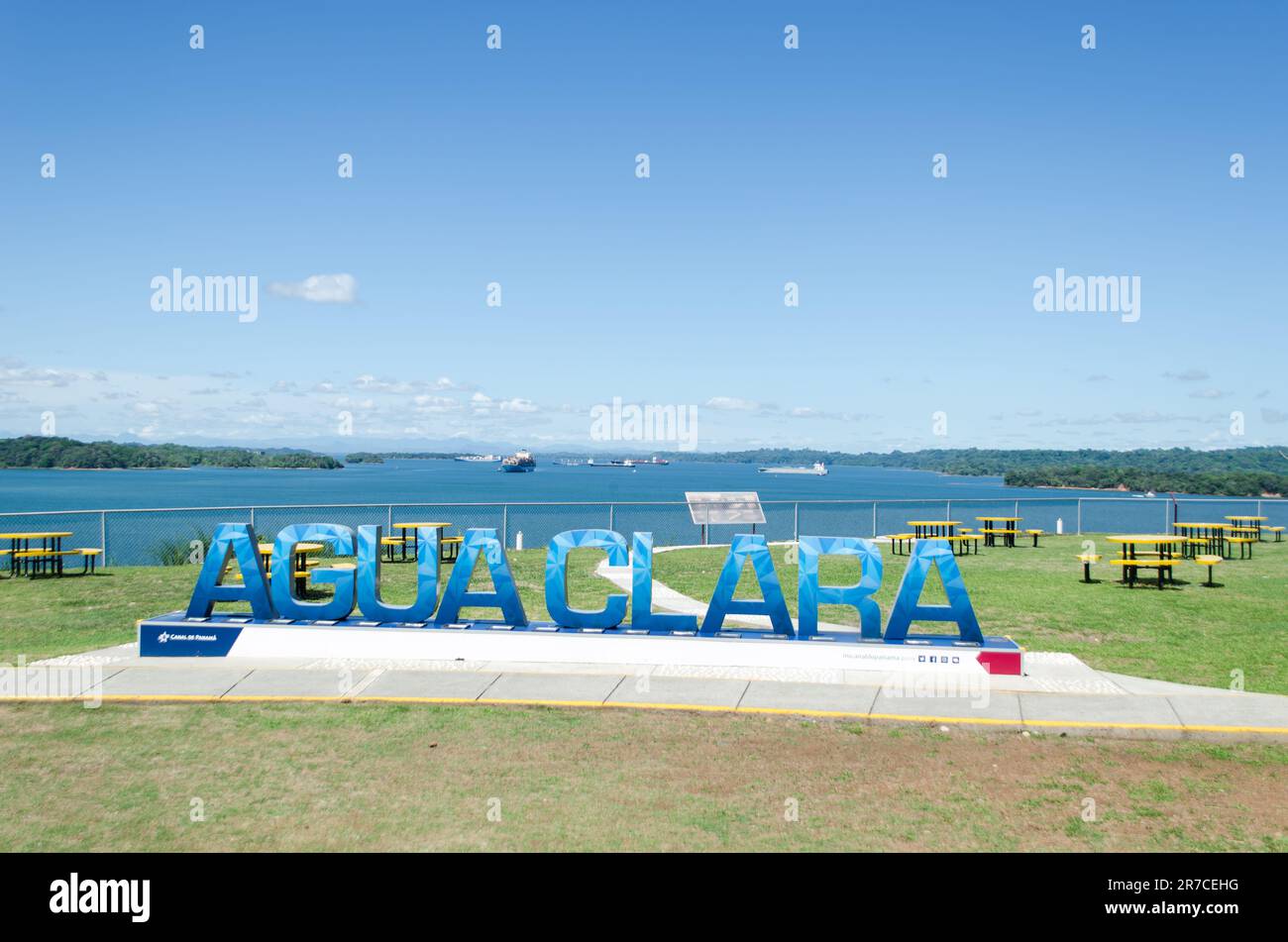 Un cartello dà il benvenuto al centro visitatori delle chiuse di Agua Clara sul lato caraibico del Canale di Panama Foto Stock