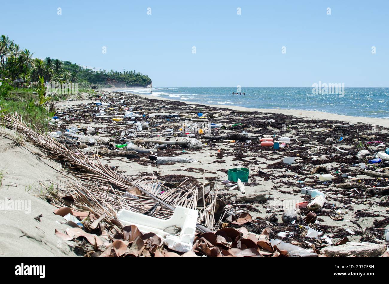 Una spiaggia scarsamente visitata altamente contaminata da materie plastiche nella provincia di Colón, sulla costa caraibica di Panama. Foto Stock