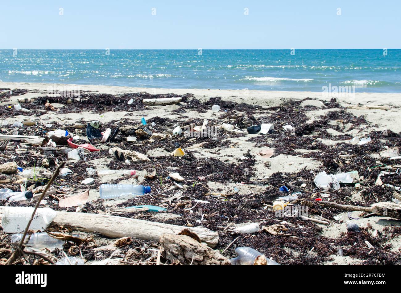 Una spiaggia scarsamente visitata altamente contaminata da materie plastiche nella provincia di Colón, sulla costa caraibica di Panama. Foto Stock