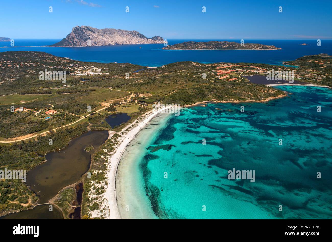 Sardegna Cala Brandinchi bellissima spiaggia italiana Mar Mediterraneo, mare azzurro, acqua turchese, spiaggia sabbiosa Foto Stock