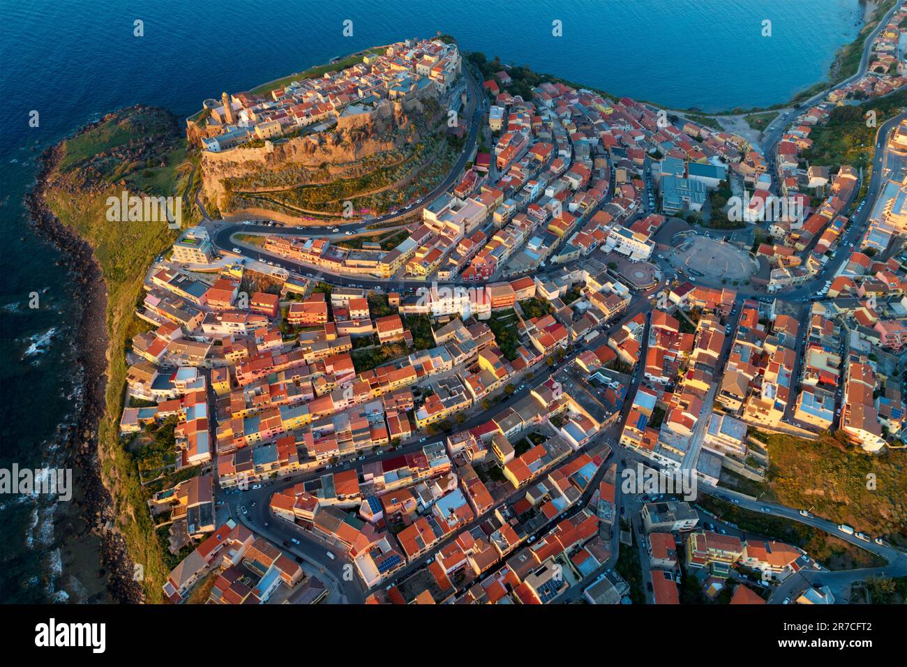 Sardegna Provincia di Sassari, porto Castelsardo - Golfo dell'Asinara - Castello italiano, mura cittadine Mar Mediterraneo Foto Stock