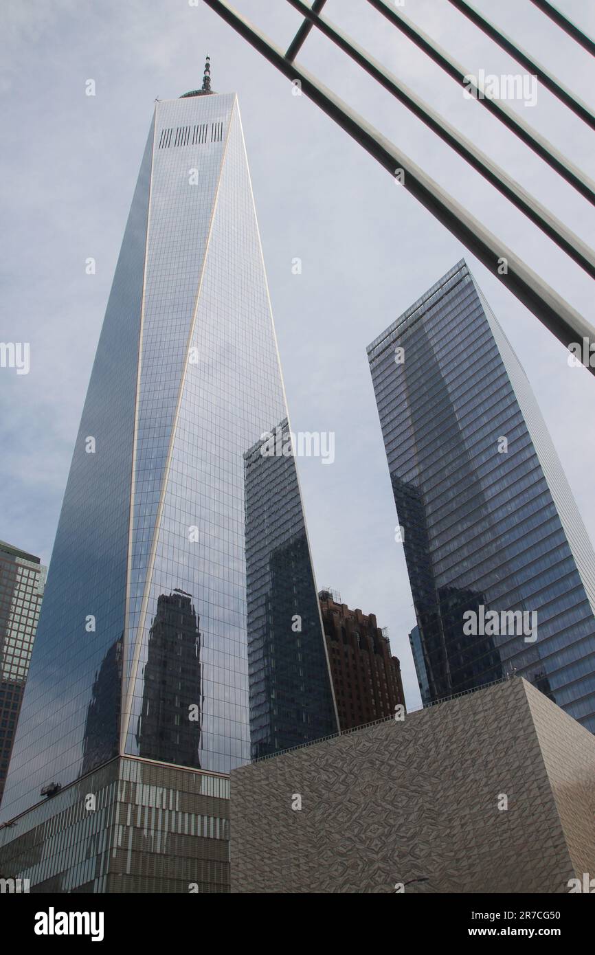 New York, Stati Uniti. 14th giugno, 2023. Dietro l'edificio per il 'Perelman Performing Arts Center' (sotto) a New York, sorgono le torri del 'One World Trade Center'. Dopo ripetuti ritardi, l'apertura della sala culturale del World Trade Center di New York è prevista per settembre. Con una serie di concerti di cinque giorni, il Perelman Perelman Performing Arts Center (PAC) a forma di cubo aprirà le sue porte ai visitatori il 19 settembre, gli operatori hanno annunciato mercoledì. Credit: Ninhu/dpa/Ninhu Live News Foto Stock