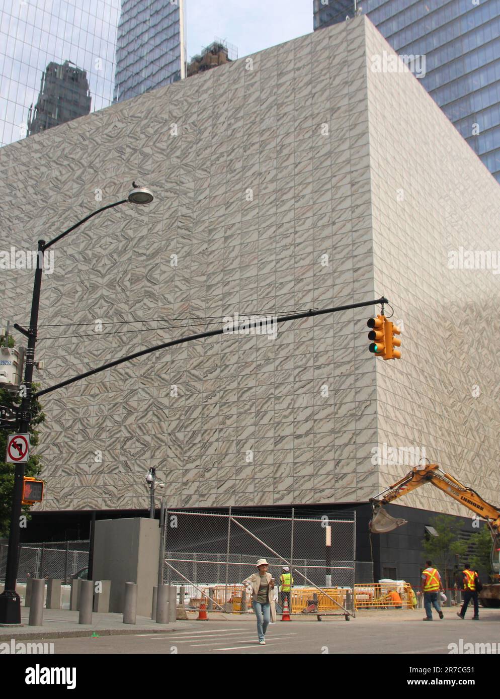 New York, Stati Uniti. 14th giugno, 2023. Sono ancora in corso lavori per l'edificio del Perelman Performing Arts Center di New York. Dopo ripetuti ritardi, l'apertura della sala culturale del World Trade Center di New York è prevista per settembre. Con una serie di concerti di cinque giorni, il Perelman Perelman Performing Arts Center (PAC) a forma di cubo aprirà le sue porte ai visitatori il 19 settembre, gli operatori hanno annunciato mercoledì. Credit: Ninhu/dpa/Ninhu Live News Foto Stock