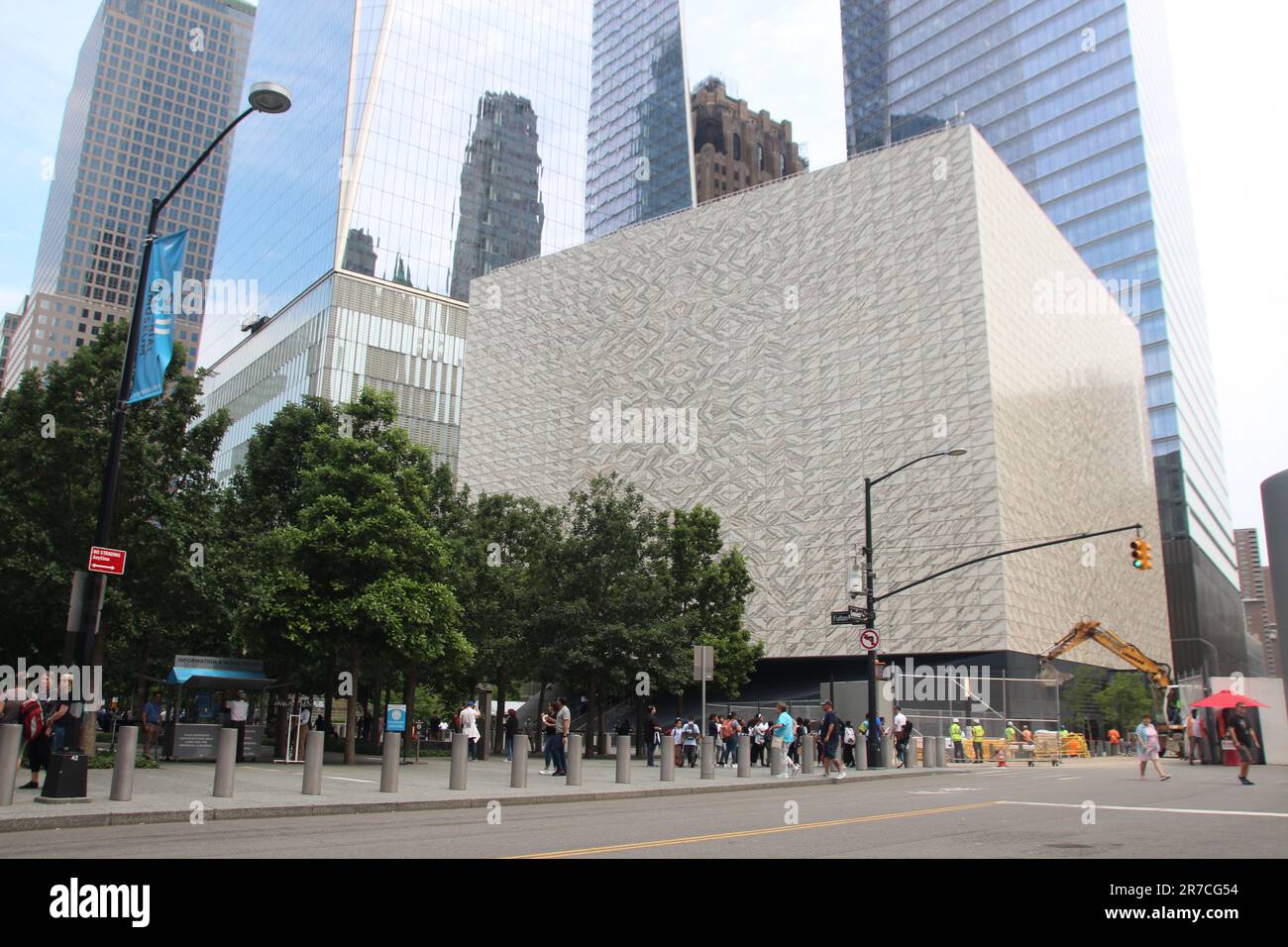 New York, Stati Uniti. 14th giugno, 2023. Sono ancora in corso lavori per l'edificio del Perelman Performing Arts Center di New York. Dopo ripetuti ritardi, l'apertura della sala culturale del World Trade Center di New York è prevista per settembre. Con una serie di concerti di cinque giorni, il Perelman Perelman Performing Arts Center (PAC) a forma di cubo aprirà le sue porte ai visitatori il 19 settembre, gli operatori hanno annunciato mercoledì. Credit: Ninhu/dpa/Ninhu Live News Foto Stock