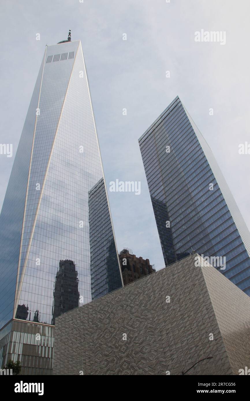 New York, Stati Uniti. 14th giugno, 2023. Dietro l'edificio per il 'Perelman Performing Arts Center' (sotto) a New York, sorgono le torri del 'One World Trade Center'. Dopo ripetuti ritardi, l'apertura della sala culturale del World Trade Center di New York è prevista per settembre. Con una serie di concerti di cinque giorni, il Perelman Perelman Performing Arts Center (PAC) a forma di cubo aprirà le sue porte ai visitatori il 19 settembre, gli operatori hanno annunciato mercoledì. Credit: Ninhu/dpa/Ninhu Live News Foto Stock
